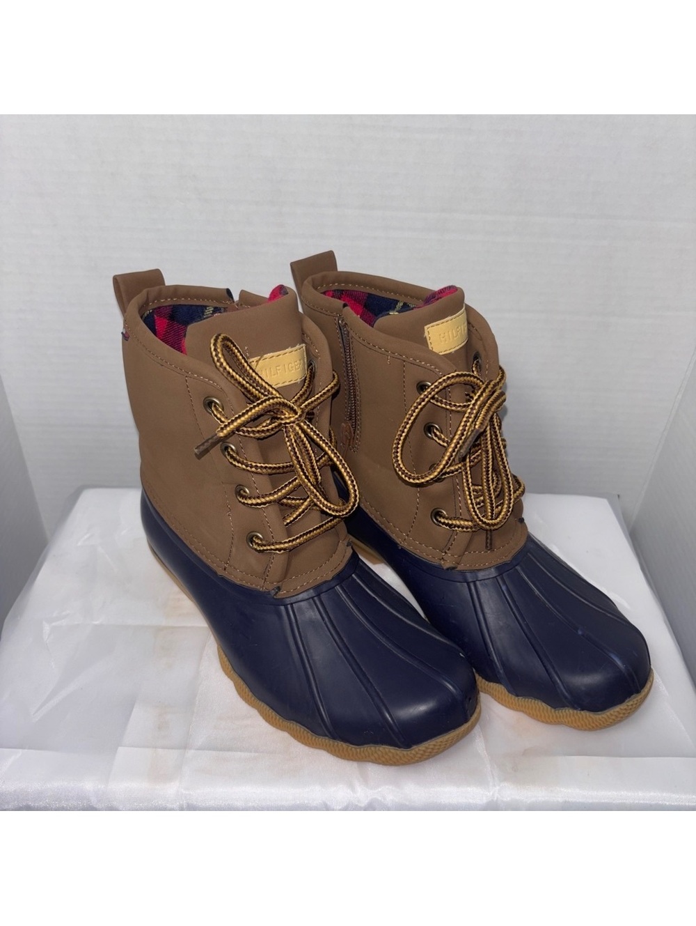 Tommy Hilfiger kids’s Waterproof Duck Boots with Plaid Lining, Size 3